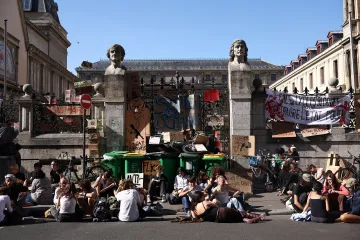 Francouzští studenti znovu protestují, dva z nich zranily granáty
