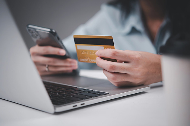 Cizinci napálili stovky lidí a firem přes falešné e-shopy, podvody byly rafinované