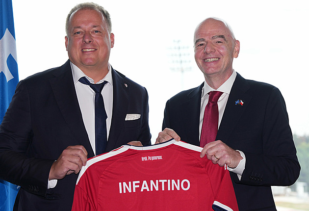 Infantino v Česku. Od Trundy dostal dres reprezentace, pózoval s ministry i mladíky