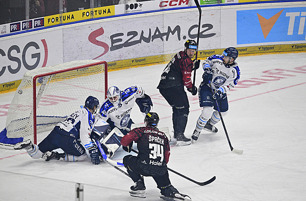 ONLINE: Sparta díky Kousalovi navyšuje proti Vítkovicím. Pardubice vyzvou Třinec