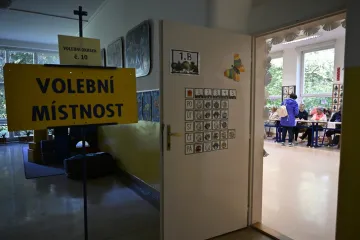 Po sečtení poloviny okrsků vedlo hnutí STAN v osmi obvodech, ANO v žádném