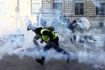 Ve Francii začaly demonstrace, došlo k prvním střetům