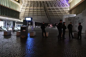 Noční zákaz vycházení zajistil ve Francii klid, prohlásil Lecornu