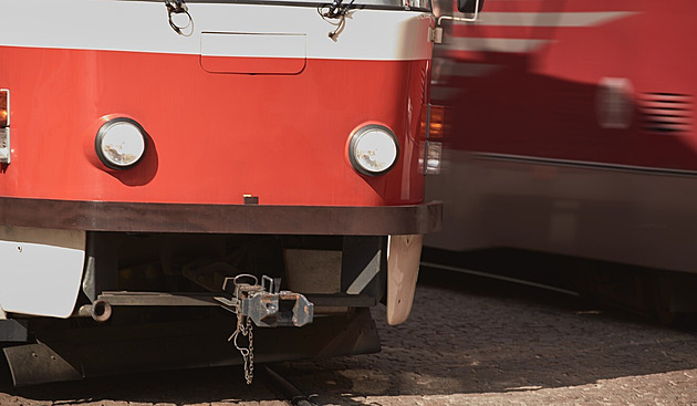 Tramvaj srazila v Praze u zastávky Dejvická chodce