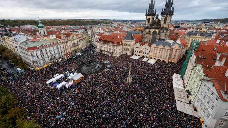 Tisíce lidí odmítly rušení koncesionářských poplatků. Protest zaplnil Staroměstské náměstí
